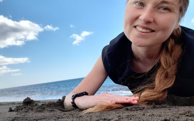 Lisa springer vidare på Playitas & med fågel blå & solsken gult
